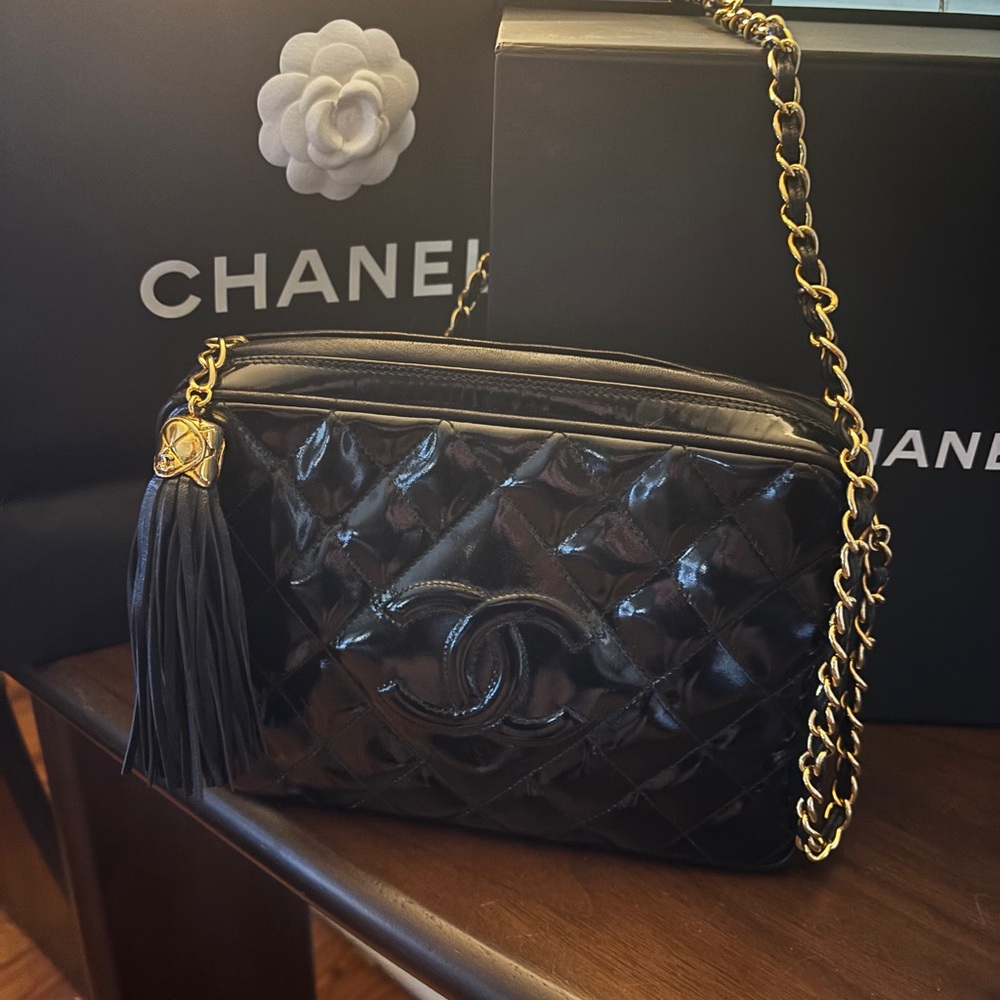 CHANEL Black Quilted Vintage LOGO Camera Bag Gold Chain 🎁